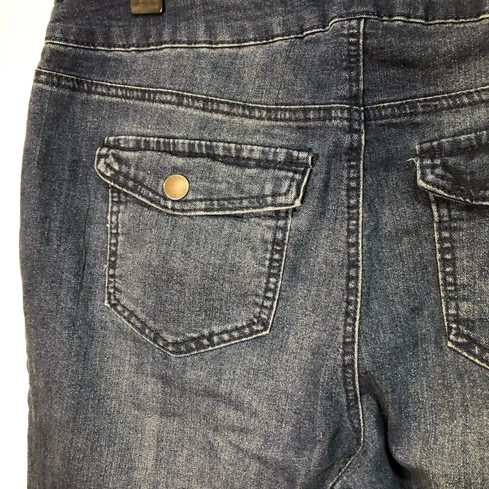 D. Jeans Cropped Ankle Blue Denim Jeans, with Button Accents - Picture 5 of 7